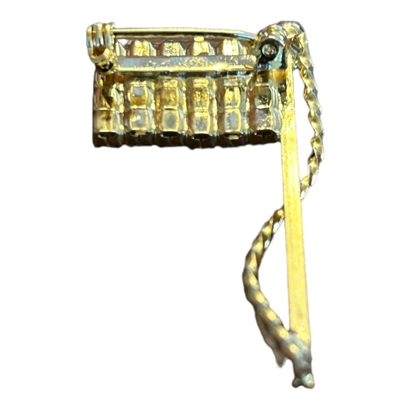 Canada Flag Brooch - Picture 2 of 3